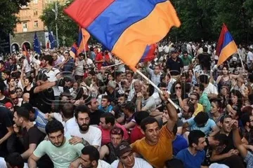 ​  			Александр Тверской: По некоторым подсчетам количество протестующих в Ереване уже перевалило за 200 000 человек		