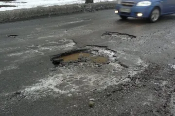 ​  			Закарпатский чиновник украл миллион гривен на ремонте дороги		