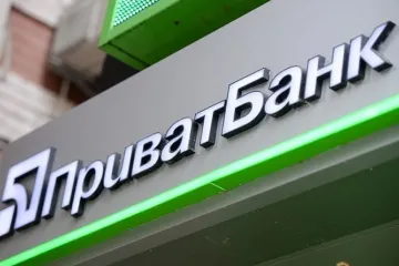 ​  			ПриватБанк запретил продавать доллары, а на очереди другие банки: как украинцы рушат валютный рынок		