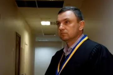 ​  			Скандал в Деснянском суде Киева: Роман Винтоняк отпустил на волю афериста и криминального авторитета		