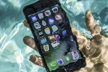 ​  			iPhone X выдержал в воде восемь часов		
