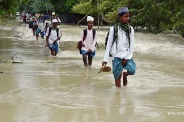 ​  			В Индии от наводнений пострадали 9,6 млн человек		