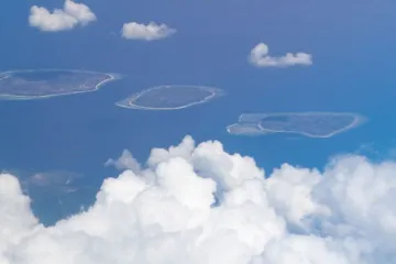 ​  			Два острова Индонезии ушли под воду из-за глобального потепления, еще четыре тонут		