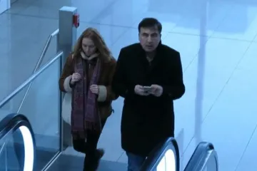 ​  			Саакашвили застали в аэропорту Мюнхена. Говорит, что летит транзитом в Брюссель		