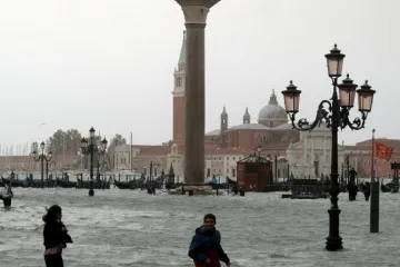 ​  			Венеция ушла под воду. Появилось видео невероятного потопа в итальянском городе		