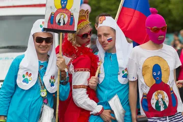 ​  			Россияне массово становятся геями ради эмиграции		