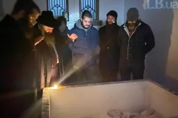 ​  			Главный раввин Украины провел на могиле Чернобыльского цадика молитву за Трампа		