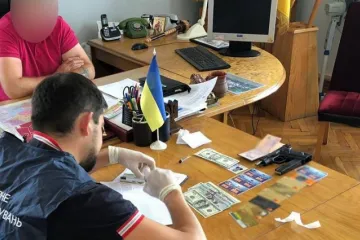​  			На Чернігівщині затримали голову райради, який вимагав 1500 доларів		