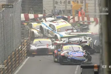 ​  			Во время гонки в Макао разбились 16 спорткаров. (Видео)		