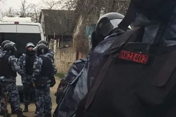 ​  			Знову тривають обшуки домівок кримських татар		