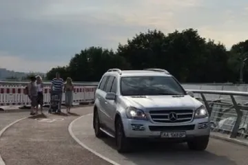​  			На новый пешеходный мост в Киеве заехал водитель на Mercedes		