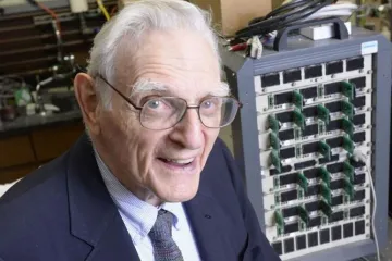 ​  			Джон Гуденаф, 94-річний творець літієвих акумуляторів зробив черговий прорив у науці		