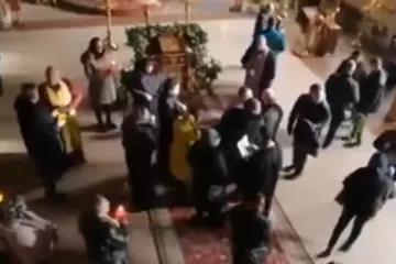 ​  			В Одессе двое священников ПЦУ подрались в храме, в потасовке участвовали прихожане. Видео		