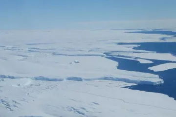 ​  			Ледники в Антарктиде тают все быстрее		