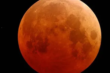 ​  			“Кривавий місяць”: українці побачать найдовше повне місячне затемнення століття		