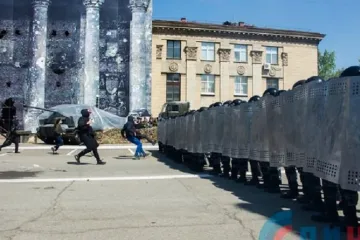 ​  			Больная фантазия: люди воспроизводят Майдан в Луганске		