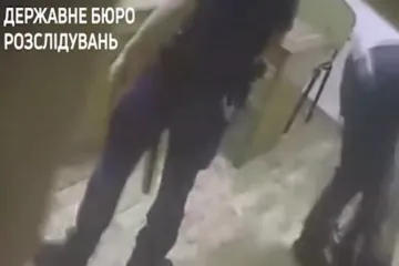 ​  			Полицейские на Одесском железнодорожном вокзале жестоко избивают задержанных. ВИДЕО		