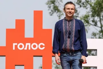 ​  			Вакарчук покинул пост главы фракции своей партии		
