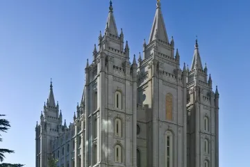 ​  			Церковь мормонов незаконно накопила $100 миллиардов		