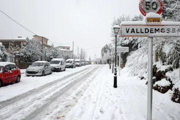 ​  			Снегопады заблокировали тысячи авто на дорогах Испании		