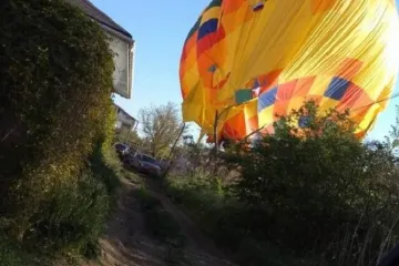 ​  			У Криму впала повітряна куля з сім’єю		