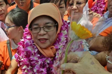 ​  			Президентом Сингапура впервые избрали женщину		