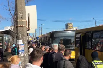 ​  			Коронавирус в Украине. Киев остановил пассажирский транспорт, на остановках Нацгвардия		