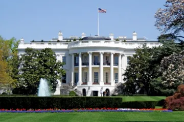 ​  			Социологи: 30% американцев не верят информации из Белого дома		