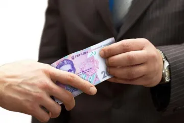 ​  			Раздача денег из офиса БПП участникам предвыборного митинга на малой родине Порошенко. ВИДЕО		