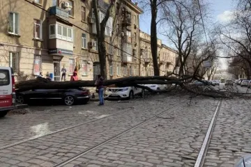 ​  			В Одессе из-за сильного урагана погибла женщина, ветер срывает крыши домов и уничтожает машины. Видео		