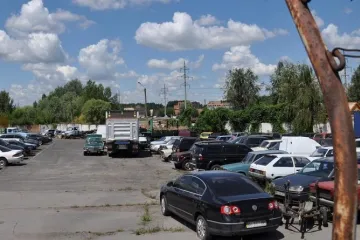 ​  			Директор штрафплощадки в Полтавской области тайно сбывал изъятые машины		