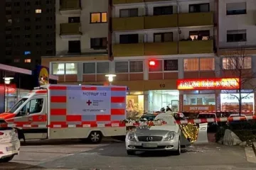 ​  			В Германии расстреляли два бара-кальянные: погибли 9 человек, 4 – ранены. Фото и видео с места ЧП		