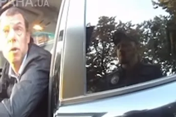 ​  			Глава УВД Днепропетровской области задержал своих же подчиненных, остановивших его автомобиль за нарушение ПДД. Видео		