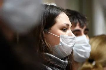 ​  			Пропали из продажи и подорожали в 20 раз. Почему медицинские маски в Украине стали дефицитом		