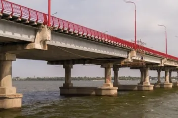 ​  			Днепровский мост: хроника грандиозного обмана		