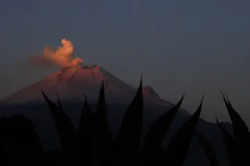 ​Чудо природы – пассажир самолета снял на видео извержение вулкана на рассвете