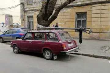 ​  			В центре Одессы неизвестный выкопал столб с указателем улицы и увез на крыше автомобиля		