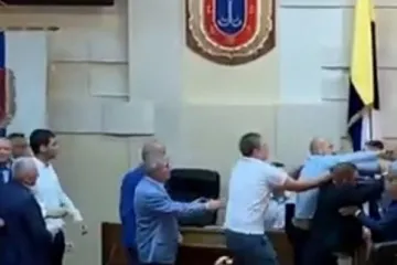 ​  			Депутаты Одесского облсовета с дракой пытаются выбрать нового председателя. Видео		
