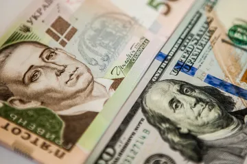 ​Курс Нацбанка на 31 марта. Доллар в Украине подешевел на 8 копеек, а евро - на 24