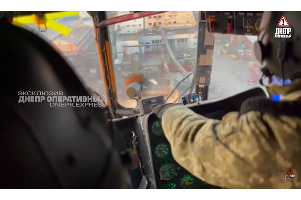 Українські пілоти сім разів проривалися до захисників "Азовсталі", доставляючи боєприпаси та необхідне спорядження. ВIДЕО