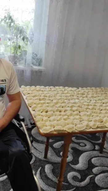 ​42-річний черкащанин щотижня готує тисячу вареників для військових на фронті. Йому допомагають дружина і донька