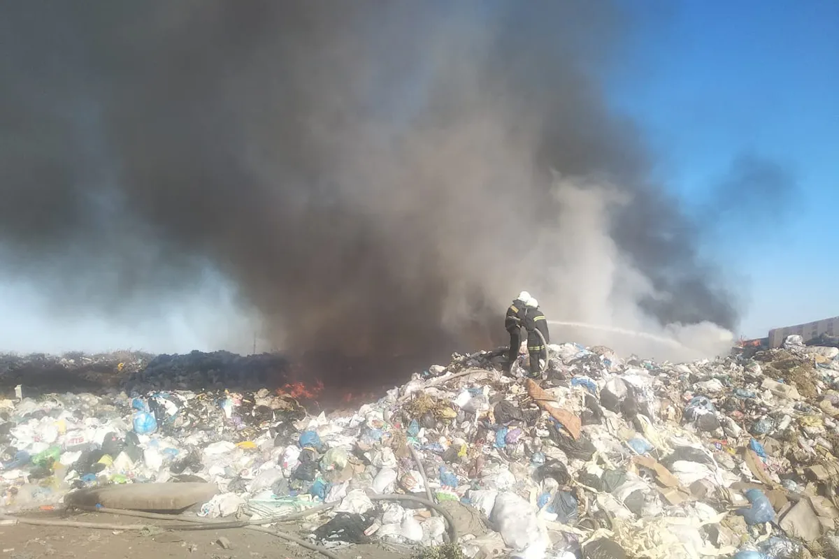 У Павлоградському районі рятувальники всю ніч боролися з пожежею на сміттєвому полігоні
