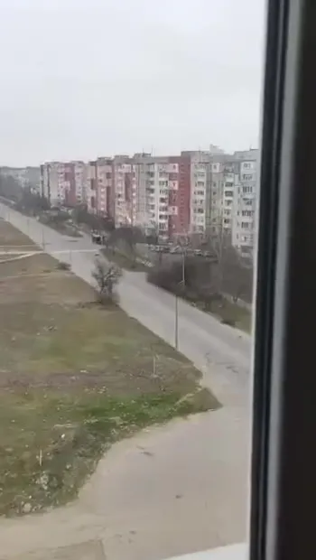 ​Російське вторгнення в Україну : Російські війська б'ють прямо по житлових будинках у Херсоні!