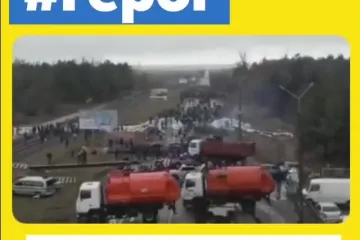 ​Жителі Енергодару Запорізької області заблокували проїзд ворожої техніки до міста.  До протесту долучилися працівники найбільшої в Європі Запорізької АЕС?  Пишаємося вами, українці!  #герої