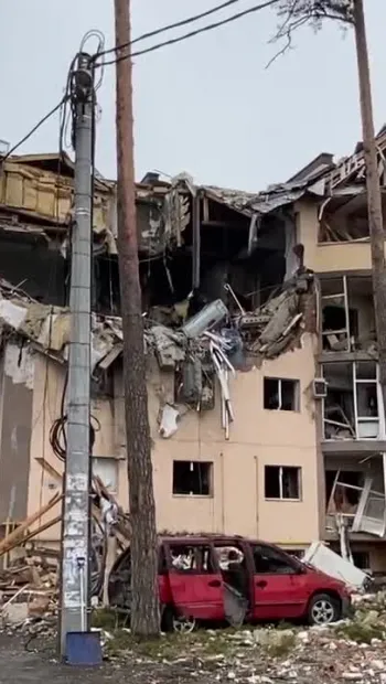 ​Російське вторгнення в Україну : Будинок в Ірпені на Київщині після ранкового обстрілу
