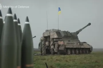 ​Міністерство оборони Великої Британії показало,  навчання другої групи українських військових, на 155 мм самохідній артилерійській установці AS90