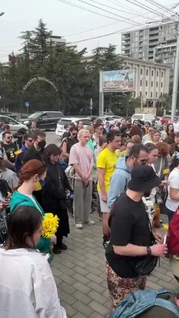 ​Біля посольства України в Тбілісі влаштували акцію пам&#39;яті вбитих мирних мешканців у Бучі