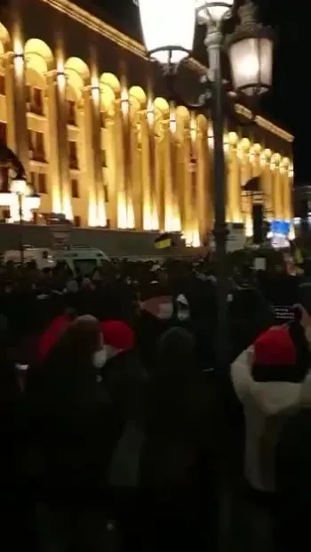 ​Центр Тбілісі. Тисячі людей чекають звернення Володимира Зеленського.