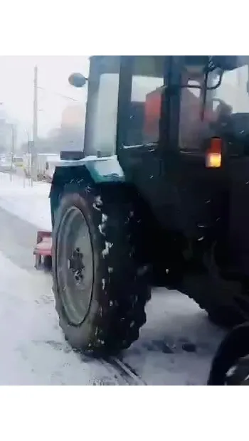 ​Дорожники посилено  прибирають від снігу і обробляють протиожеледними засобами вулиці столиці