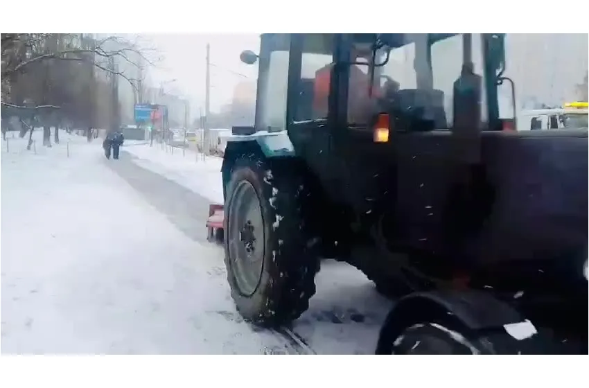 Дорожники посилено  прибирають від снігу і обробляють протиожеледними засобами вулиці столиці